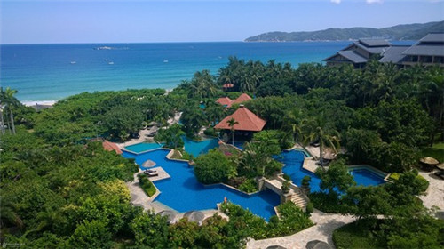 释放热情，尽显个性魅力！亮边斜肩短袖T恤，让你成为夏日街头醉独特的风景线！